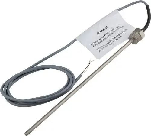 Temperatursensor von Bosch mit einem langen Metallfühler und einem flexiblen Kabel. Ein Hinweiszettel befindet sich am Sensor.